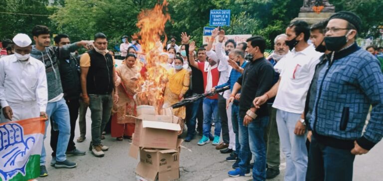 फिर बढ़े रसोई गैस के दाम, नैनीताल में कांग्रेस ने भाजपा सरकार के खिलाफ भरी हुंकार