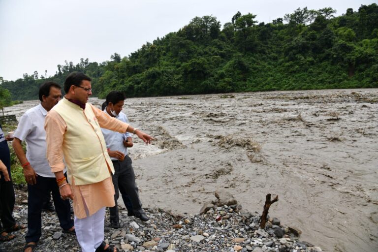 मुख्यमंत्री धामी ने किया क्षतिग्रस्त सहस्त्रधारा-मालदेवता मार्ग का स्थलीय निरीक्षण