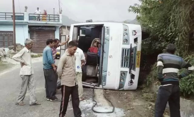 अल्मोड़ा-ताकुला हाईवे में केएमओयू की बस दुर्घटनाग्रस्त, 24 यात्री…