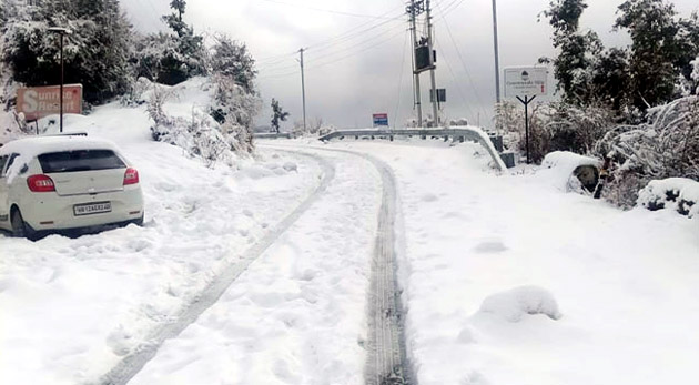 बर्फ से ढकीं उत्तराखंड की पहाड़ियां,बर्फबारी से उमड़ा पर्यटकों का हुजूम