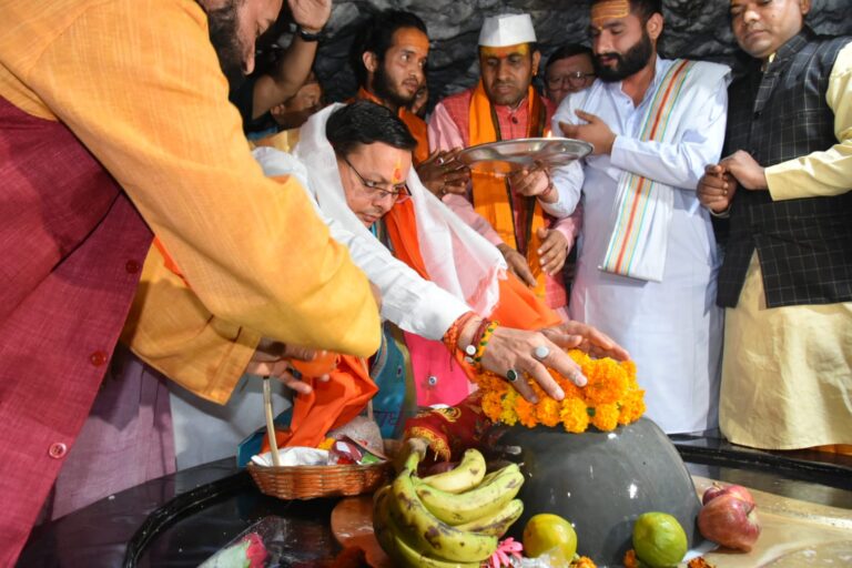 शपथ ग्रहण से पहले टपकेश्वर मंदिर पूजा अर्चना को पहुंचे सीएम धामी