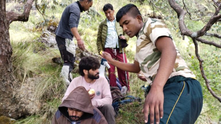 लापता दो पर्यटकों को जिला प्रशासन ने रेस्क्यू किया