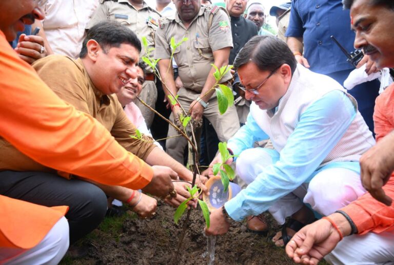 सीएम ने कांवड़ यात्रा में देवभूमि उत्तराखण्ड आये शिव भक्तों के चरण धोकर एवं गंगाजली देकर स्वागत किया