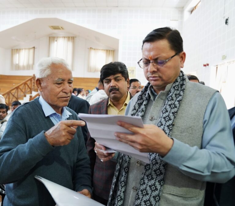 मुख्यमंत्री ने लगाया जनता दरबार, सुनी समस्याएं