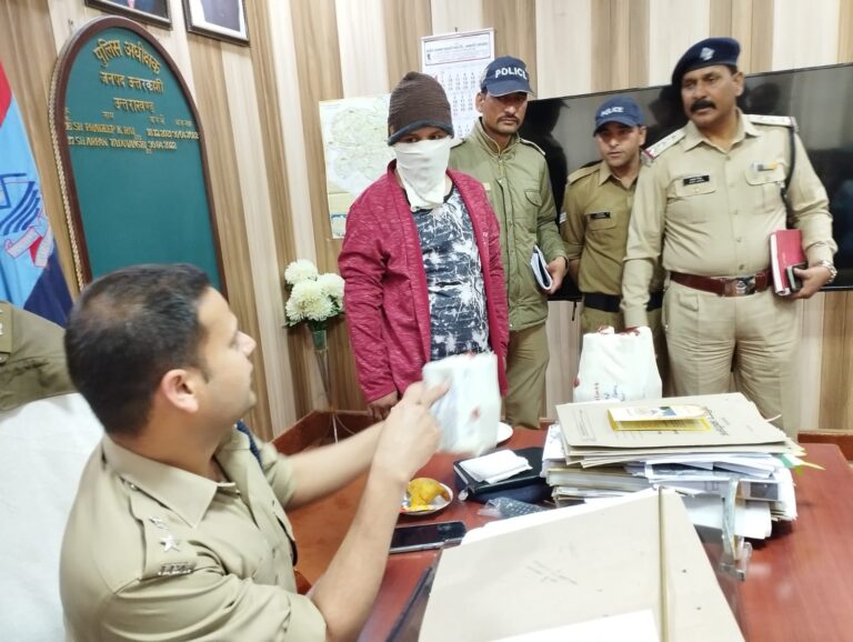 पुलिस ने होटल पर की छापेमारी, अवैध अंग्रेजी शराब/बीयर की बडी खेप बरामद