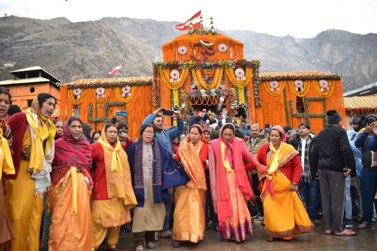 बदरीनाथ धाम के खुले कपाट,पावन अवसर के साक्षी बने हजारों श्रद्धालु,