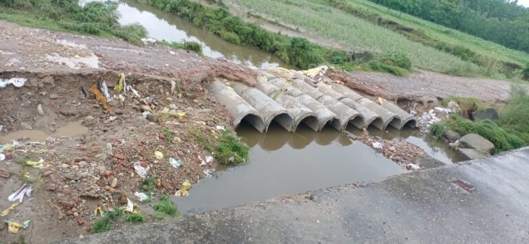 भारी बारिश से जनजीवन अस्त व्यस्त, तालाब फुल, सड़के,गली,मोहल्लै हुए जलमग्न घरों में घुसा पानी