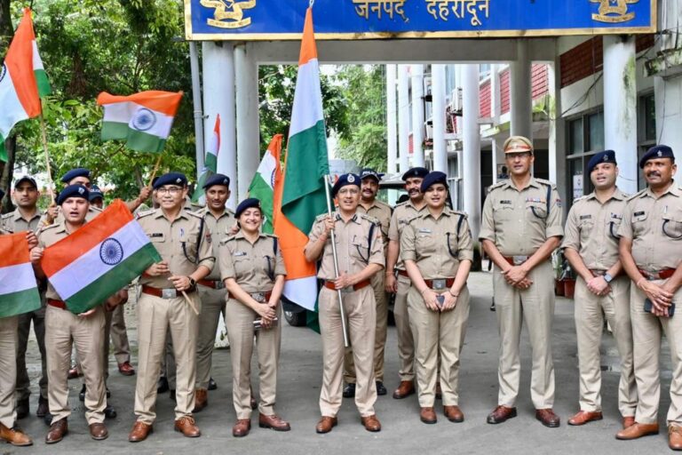 मेरी माटी मेरा देश, वरिष्ठ पुलिस अधीक्षक देहरादून ने पुलिस कर्मियों को दिलाई शपथ