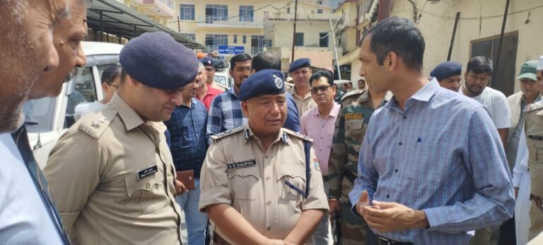 पुलिस महानिरीक्षक गढ़वाल परिक्षेत्र पहुंचे उत्तरकाशी,घायलों से मुलाकात कर जाना उनका हाल