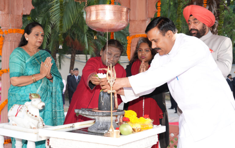 राष्ट्रपति ने राजभवन में नवनिर्मित शिव मंदिर परिसर का लोकार्पण किया