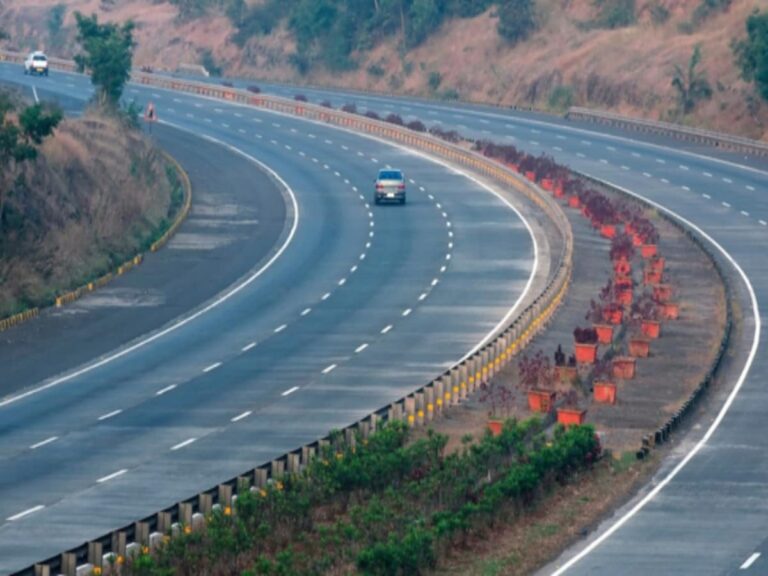 राष्ट्रीय राजमार्ग बाधित होने से स्थानीय लोगों के साथ-साथ स्कूली बच्चो तथा एम्स आने जाने वाले मरीजों को करना पडा था परेशानियों का सामना