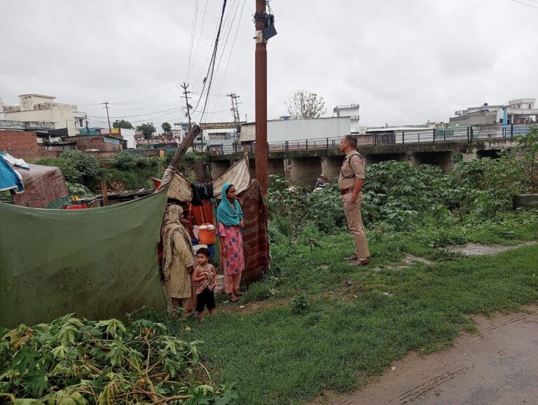 नदियों के किनारे बसी आबादी को सतर्क व सुरक्षित रहने के लिए दून पुलिस का अलर्ट