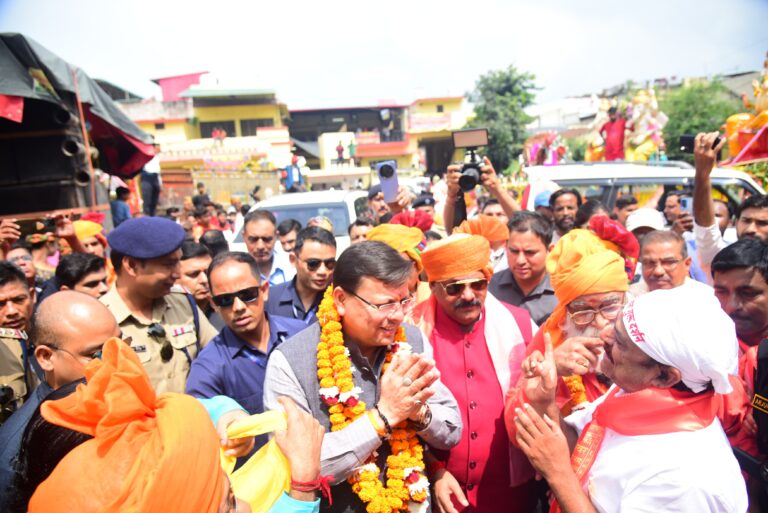 मुख्यमंत्री  पुष्कर सिंह धामी ने शनिवार को सहारनपुर चौक, देहरादून में टपकेश्वर महादेव की भव्य शोभायात्रा में किया प्रतिभाग