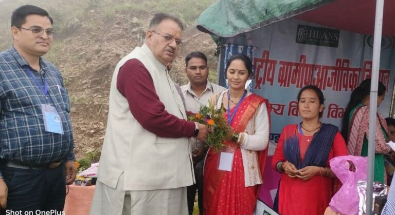 भराड़ीसैंण में स्वयं सहायता समूहों की महिलाओं द्वारा लगाए गए स्टालों का अवलोकन करते ग्राम्य विकास मंत्री गणेश जोशी