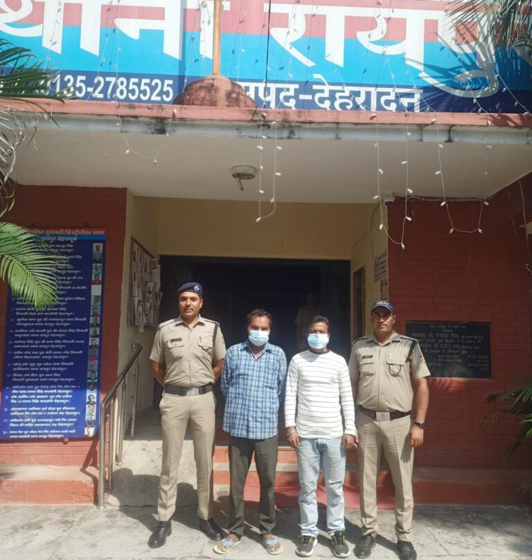 अवैध खुखरी के साथ घूम रहे 02 अभियुक्तों को दून पुलिस ने दिखाया हवालात का रास्ता।