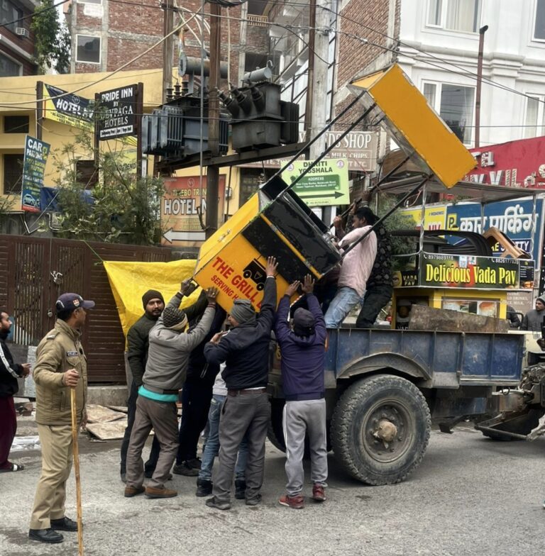 थाना कीर्तिनगर ने चलाया जनजागरूकता अभियान, तो थाना मुनि की रेती ने चलाया अतिक्रमण हटाओ अभियान