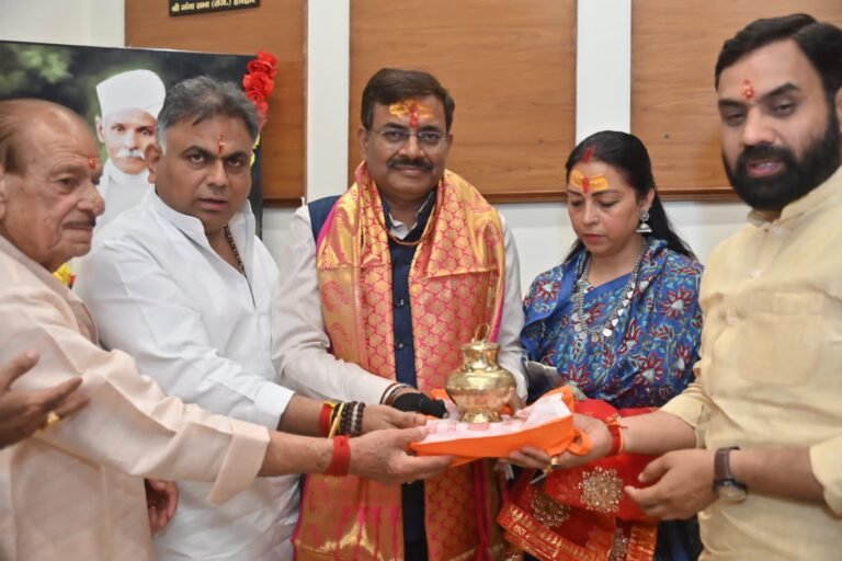 मुख्य सचिव आनन्द बर्द्धन ने बुधवार को हरिद्वार पहुंचकर आगामी 2027 कुंभ और चारधाम यात्रा की तैयारियों को लेकर जनपद के वरिष्ठ अधिकारियों के साथ बैठक की