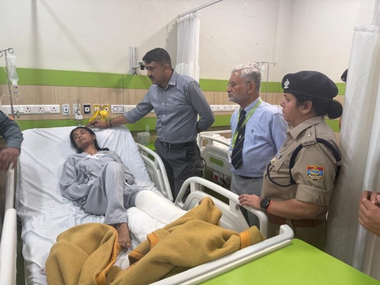 सिंहनीवाला क्षेत्र में हुई बस दुर्घटना,एसएसपी देहरादून ने अस्पताल में जाकर घायलों से की मुलाकात