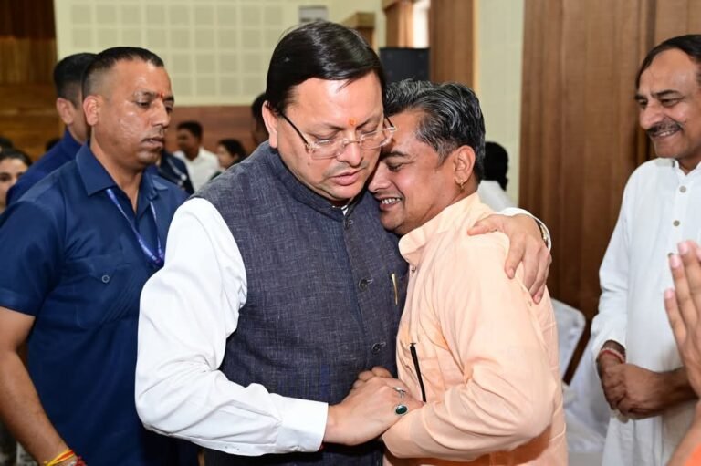 विभिन्न क्षेत्रों से आए लोगों की समस्याओं को सुना