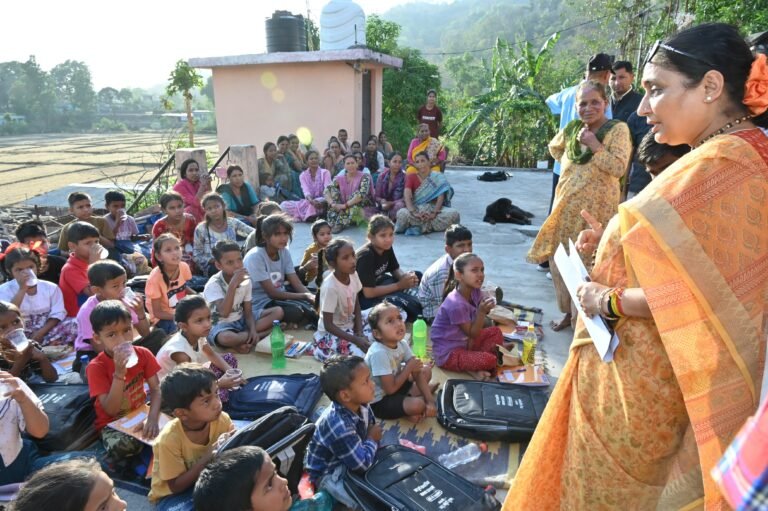 विधानसभा अध्यक्ष ऋतु खण्डूडी “दीदी की पाठशाला” में पहुंचकर बच्चों को पढ़ाया