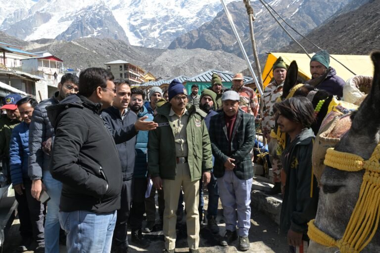 मुख्य सचिव आनन्द बर्द्धन ने केदारनाथ यात्रा व्यवस्थाओं का लिया जायजा, पुनर्निर्माण कार्यों और यात्रियों की सुविधाओं का किया निरीक्षण