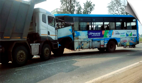 Five killed, several injured as mini bus rams into stationary truck in Karnataka's Kalaburagi