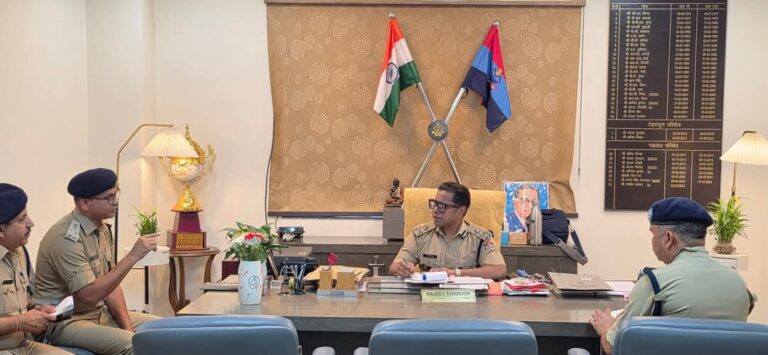 राजीव स्वरूप, पुलिस महानिरीक्षक गढ़वाल परिक्षेत्र द्वारा उ0 प्र0 राजकीय निर्माण निगम लि0 के विरुद्ध थाना नेहरु कॉलोनी में पंजीकृत अभियोगों की विवेचना हेतु गठित विशेष जांच दल के सदस्यों के साथ की गयी गोष्ठी।
