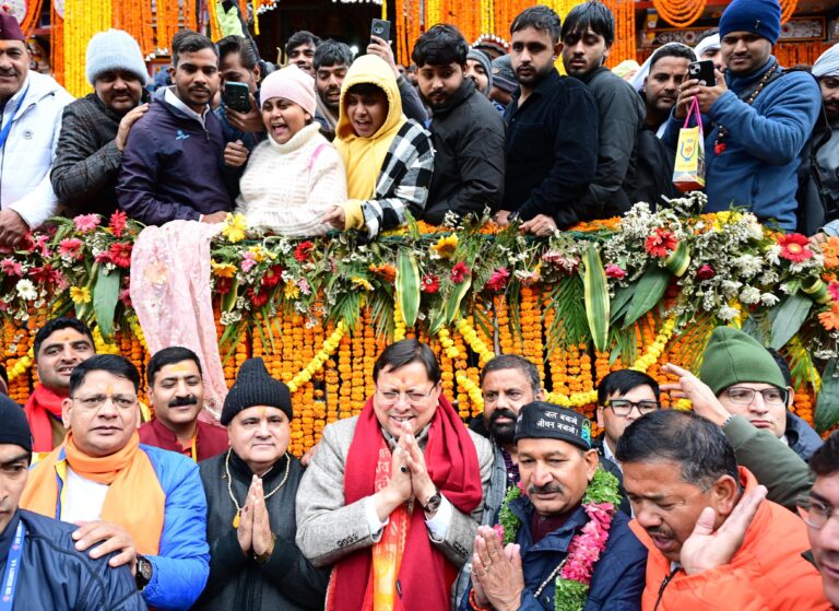 बदरीनाथ धाम के कपाट रविवार को विधि विधान के साथ सुबह 6 बजे वैदिक मंत्रोच्चार के साथ ग्रीष्मकाल के लिए खोल दिए गए हैं