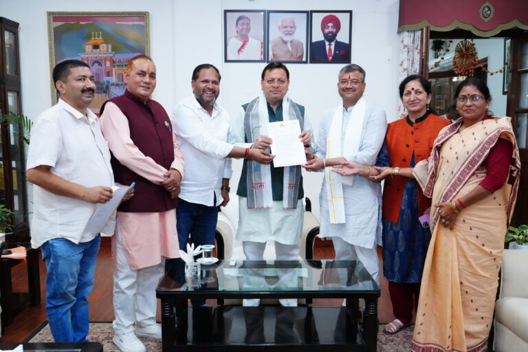 मुख्यमंत्री पुष्कर सिंह धामी से मुख्यमंत्री आवास में मेयर देहरादून सौरभ थपलियाल ने की मुलाकात