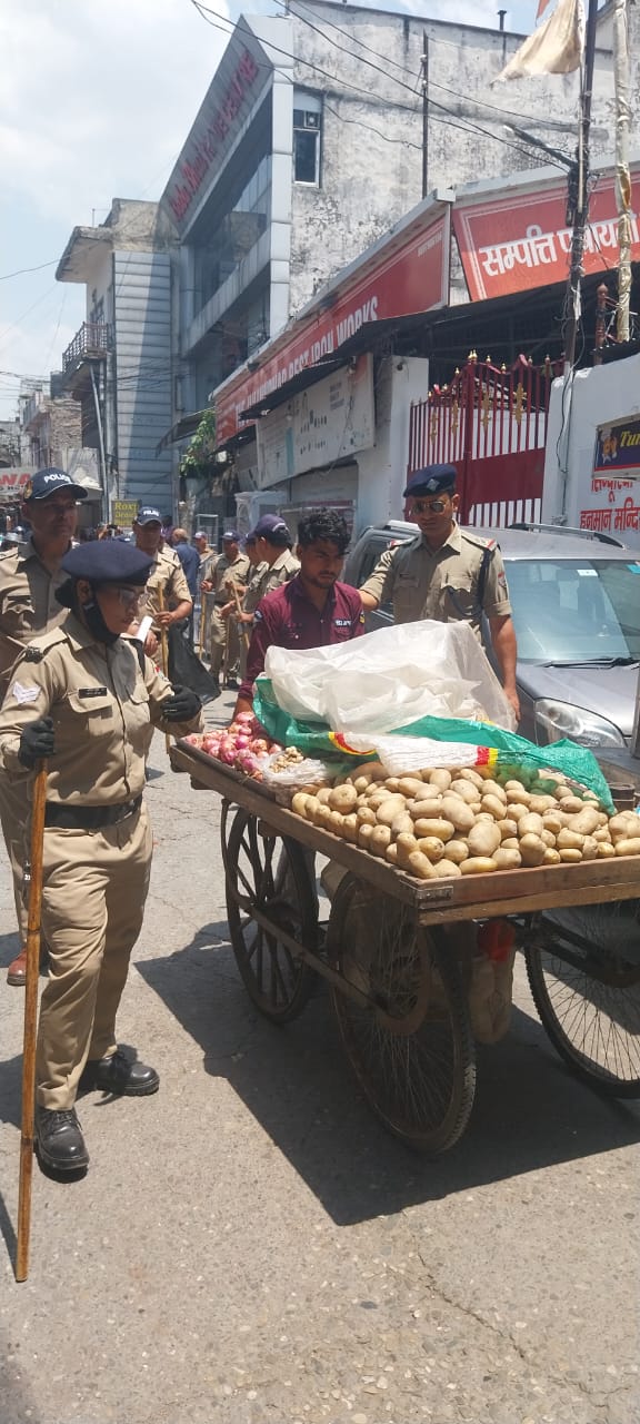 अवैध अतिक्रमण के विरूद्ध चला दून पुलिस का डंडा
