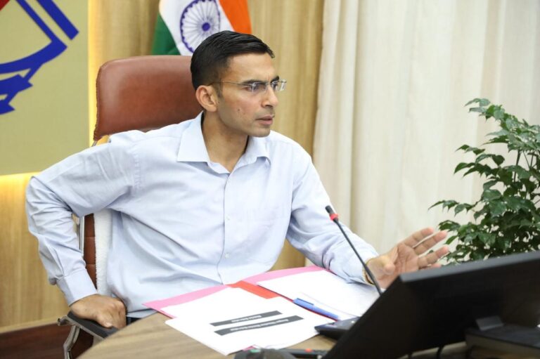 डीएम की दो टूकः युद्वस्तर पर करना ही है पेयजल समस्या का निस्तारण, यह जान लें अधिकारी