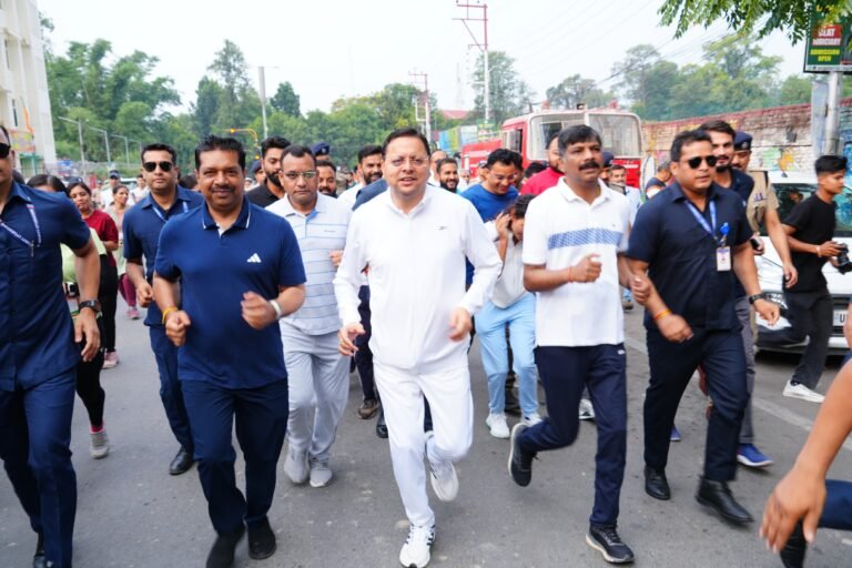 मैराथन को हरी झंडी दिखाकर स्वयं भी दौड़े मुख्यमंत्री