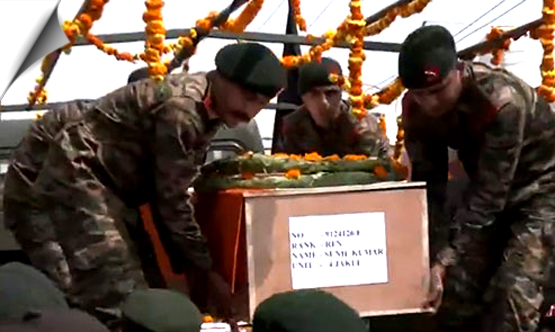जम्मू-कश्मीर: राइफलमैन सुनील कुमार का पार्थिव शरीर त्रेवा गांव स्थित उनके घर लाया गया