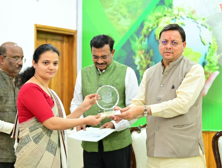 मुख्यमंत्री पुष्कर सिंह धामी ने पर्यावरण के क्षेत्र में सर्वश्रेष्ठ कार्य करने वाले लोगों को किया सम्मानित