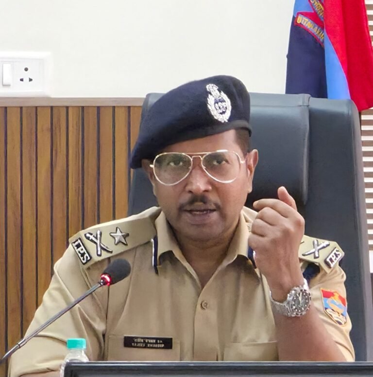 आई जी गढ़वाल की पहल, चारधाम यात्रा को स्वच्छ बनाने का उद्देश्य, मुफ्त ट्रैश बैग वितरित किए