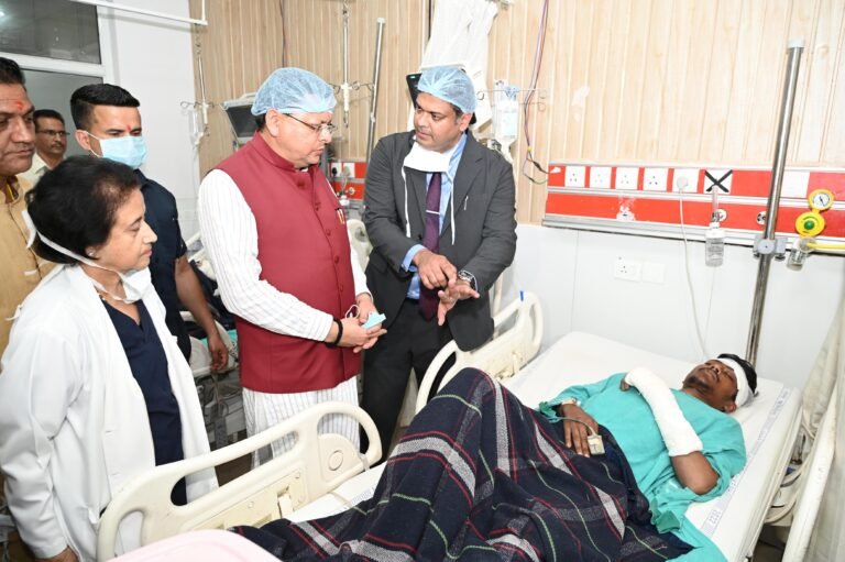 मुख्यमंत्री पुष्कर सिंह धामी ने धराली-हर्षिल में गतिमान राहत एवं बचाव कार्यों की बुधवार देर शाम को स्मार्ट कंट्रोल रूम उत्तरकाशी में समीक्षा की