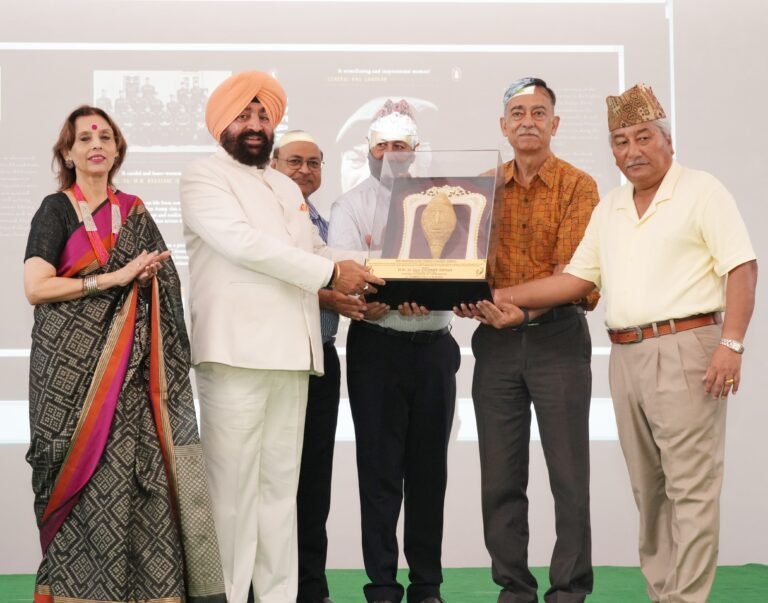 राज्यपाल ‘ब्रेकिंग द ग्लास सीलिंग’ पुस्तक का विमोचन किया