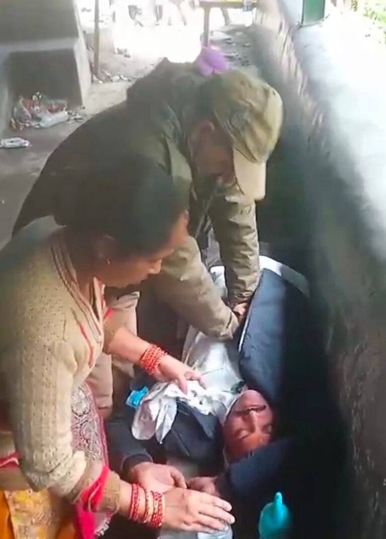 केदारनाथ जा रही यात्री बस टिपरी के पास अनियंत्रित हो होकर पलटी,