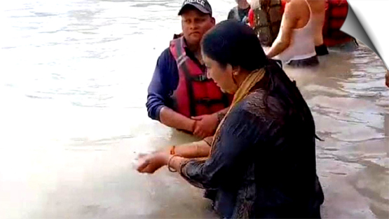 उत्तराखंड: दिल्‍ली की CM रेखा गुप्‍ता ने परिवार सहित हर की पौड़ी पर लगाई आस्था की डुबकी,
