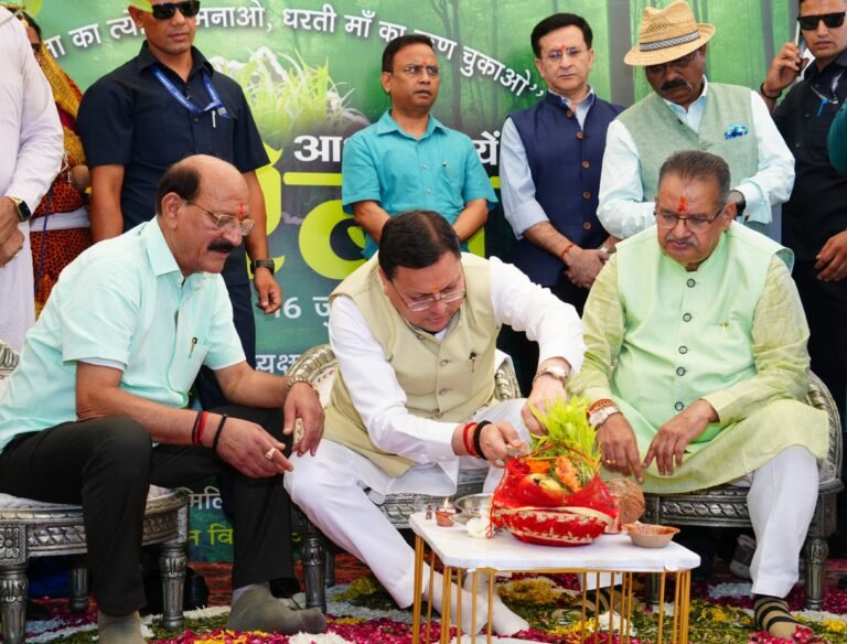 हरेला पर्व पर राज्यव्यापी पौधारोपण कार्यक्रम में मुख्यमंत्री ने रोपा रुद्राक्ष का पौधा