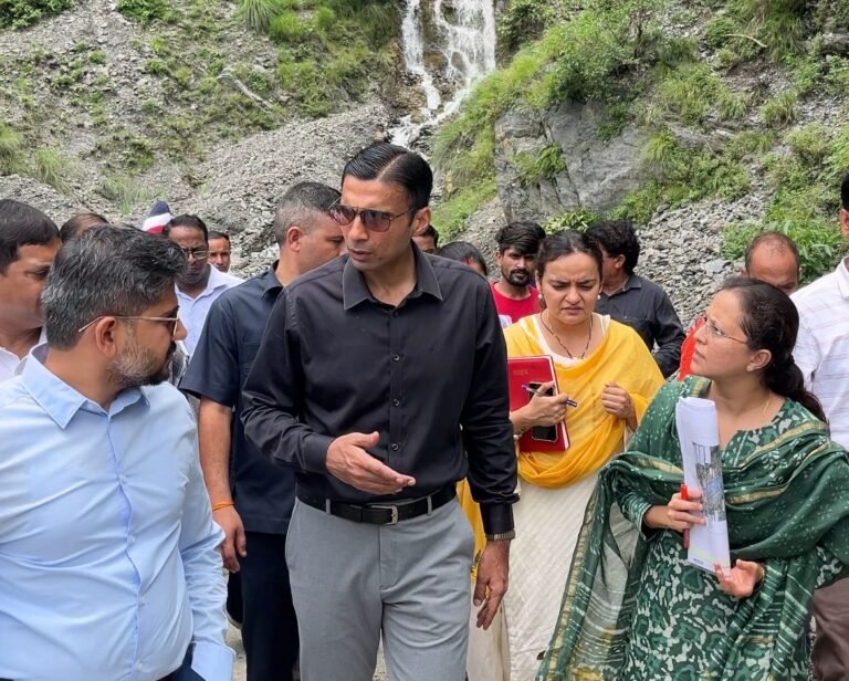 जिलाधिकारी सविन बंसल जिले के दुर्गम क्षेत्र चकराता के निरीक्षण पर