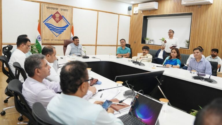 मुख्य सचिव आनन्द बर्द्धन ने जिलाधिकारियों के साथ वीडियो कॉन्फ्रेंसिंग के माध्यम से प्रदेश में जिला एवं उप जिला अस्पतालों की स्थिति की समीक्षा