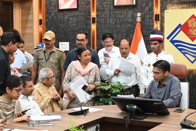 भारी वर्षा के बीच भी जनमन का आस्था मय विश्वास जनदर्शन पर बरकार; भीषण वर्षा में भी बड़ी संख्या में पंहुचे फरियादी