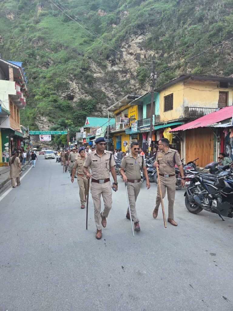 त्रि-स्तरीय पंचायत निर्वाचन को सकुशल सम्पन्न कराने के लिए पुलिस ने किया फ्लैग मार्च