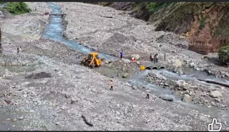 वायरल खबर- जौनपुर ब्लॉक के चिफल्डी गदेरे में लोगों द्वारा जे०सी०बी० से गदेरा पार करने के सम्बन्ध में