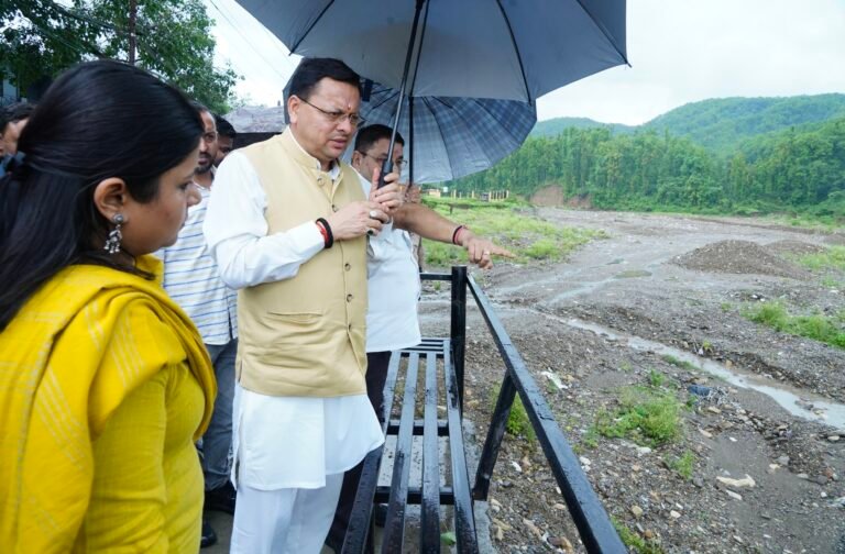मुख्यमंत्री ने रायपुर क्षेत्र के अंतर्गत अतिवृष्टि से प्रभावित क्षेत्रों का स्थलीय निरीक्षण किया