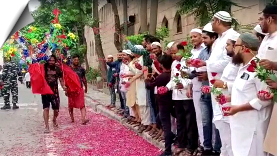 उत्तर प्रदेश: मुस्लिम समाज ने फिर निभाई मेहमान नवाजी, कई शहरों में कांवड़ियों पर फूल बरसाए और उन्हें फल बांटे
