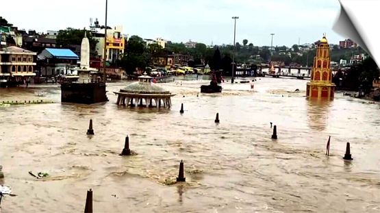 नासिक में बारिश के कारण गोदावरी नदी में जलस्तर बढ़ने से बाढ़ जैसे हालात