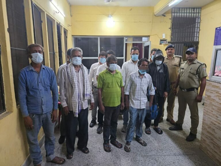 सड़क किनारे, सार्वजनिक स्थानों पर खुलेआम जाम गटक रहे पियक्कड़ों का दून पुलिस ने उतारा सुरूर