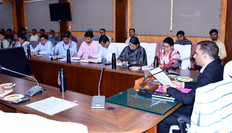 जिलाधिकारी आशीष भटगांई ने शनिवार को कलेक्ट्रेट सभागार में स्वतंत्रता दिवस की तैयारियों को लेकर संबंधित अधिकारियों के साथ बैठक